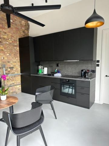 Apartament Sleek & 1bd Flat - Battersea Park